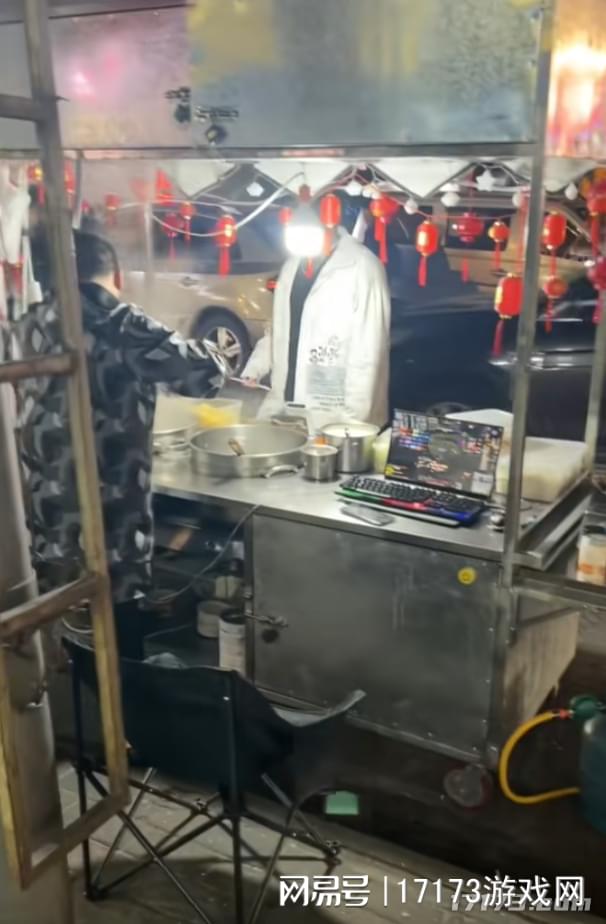 中年人在夜市邊做生意邊打魔獸，網友稱之為"中年人的浪漫"